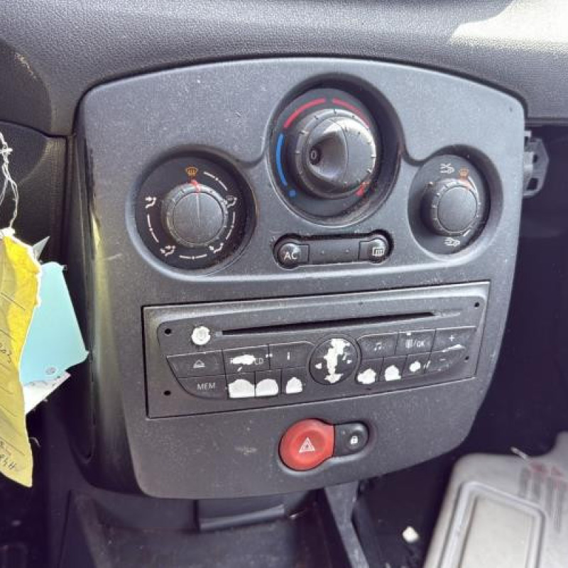 Attache ceinture avant droit RENAULT CLIO 3 Photo n°20