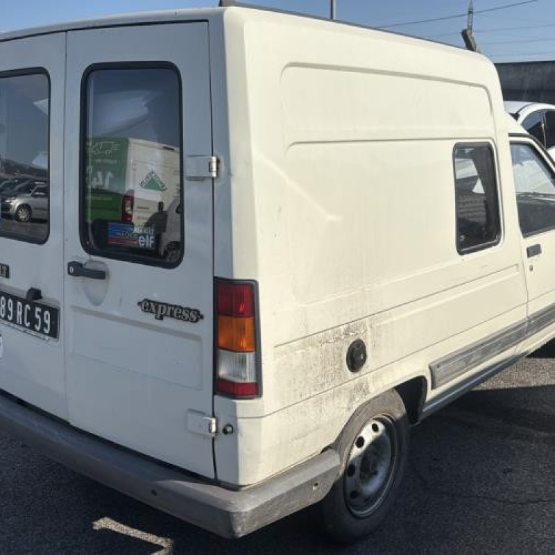 Vitre avant gauche RENAULT EXPRESS Photo n°7