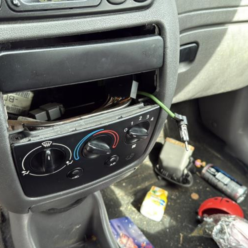 Vitre arriere droit FORD FIESTA 4 Photo n°19