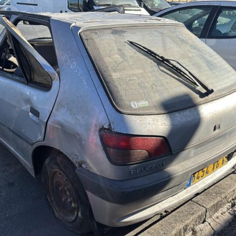 Vitre arriere droit PEUGEOT 306 Photo n°8