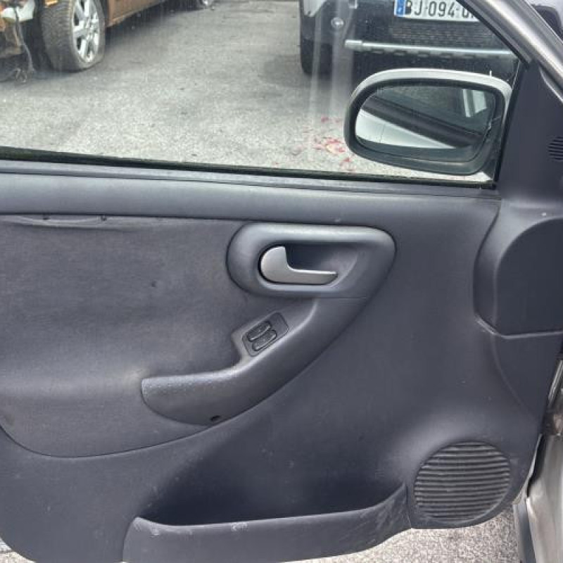 Vitre avant gauche OPEL CORSA C Photo n°13