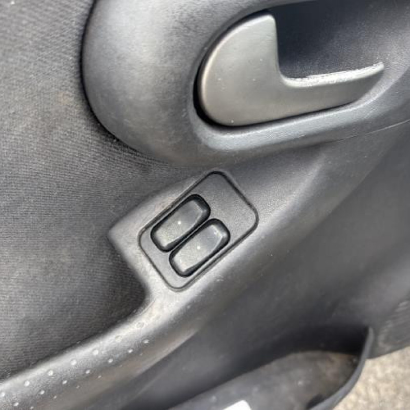 Vitre avant gauche OPEL CORSA C Photo n°14