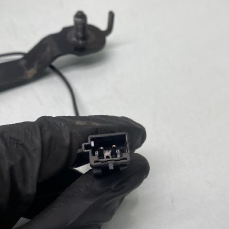 Attache ceinture avant gauche RENAULT CLIO 3 Photo n°4
