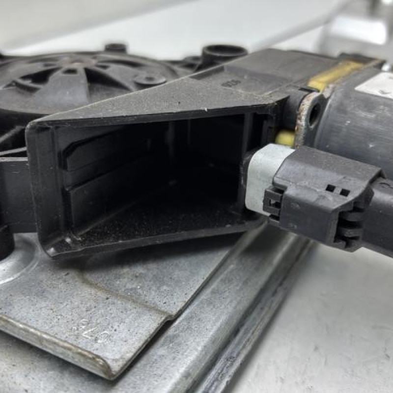 Leve vitre electrique avant droit PEUGEOT 208 1 Photo n°5