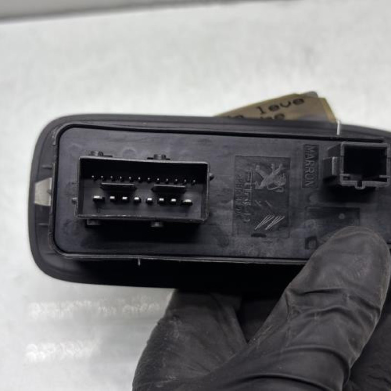 Interrupteur de leve vitre avant gauche PEUGEOT 208 1 Photo n°4