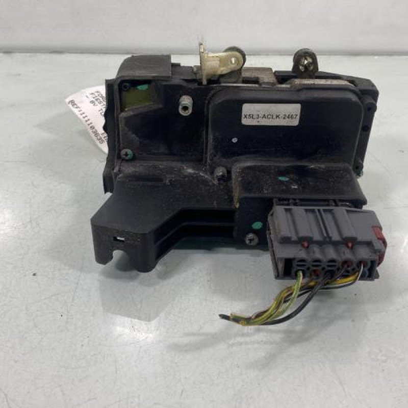 Serrure avant gauche FORD FIESTA 5 Photo n°1