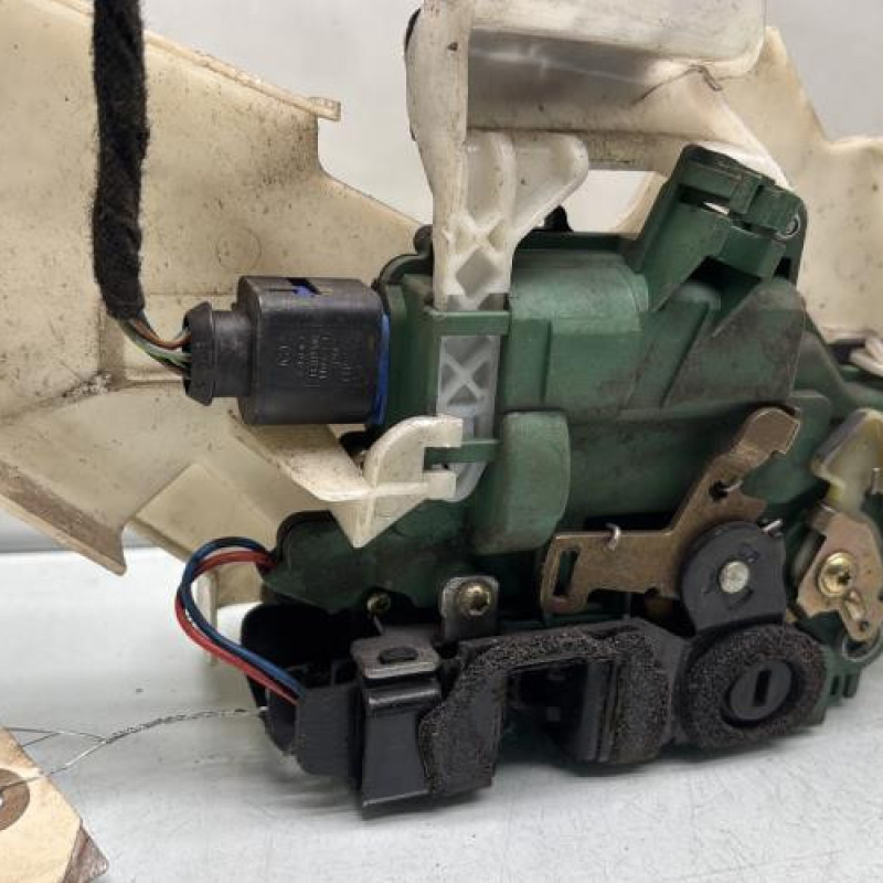 Serrure arriere droit VOLKSWAGEN POLO 4 Photo n°4