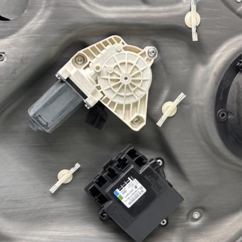 Leve vitre electrique arriere gauche MERCEDES CLASSE A 169 Photo n°2