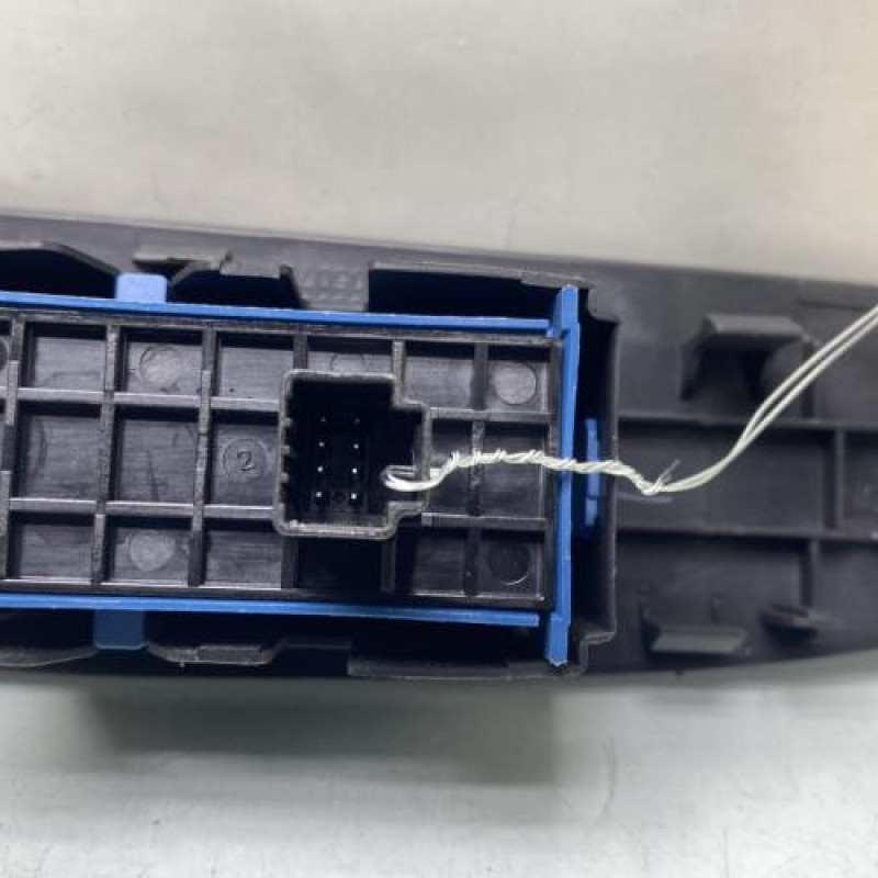 Interrupteur de leve vitre arriere droit TOYOTA AVENSIS 3 Photo n°3