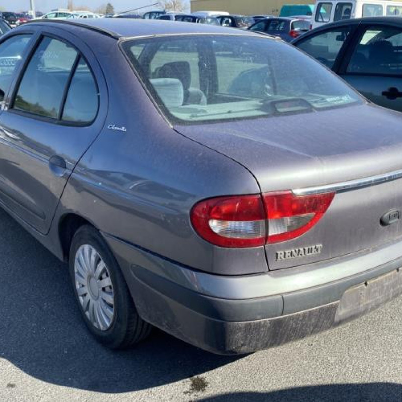 Feu arriere secondaire gauche (feux) RENAULT MEGANE 1 Photo n°8