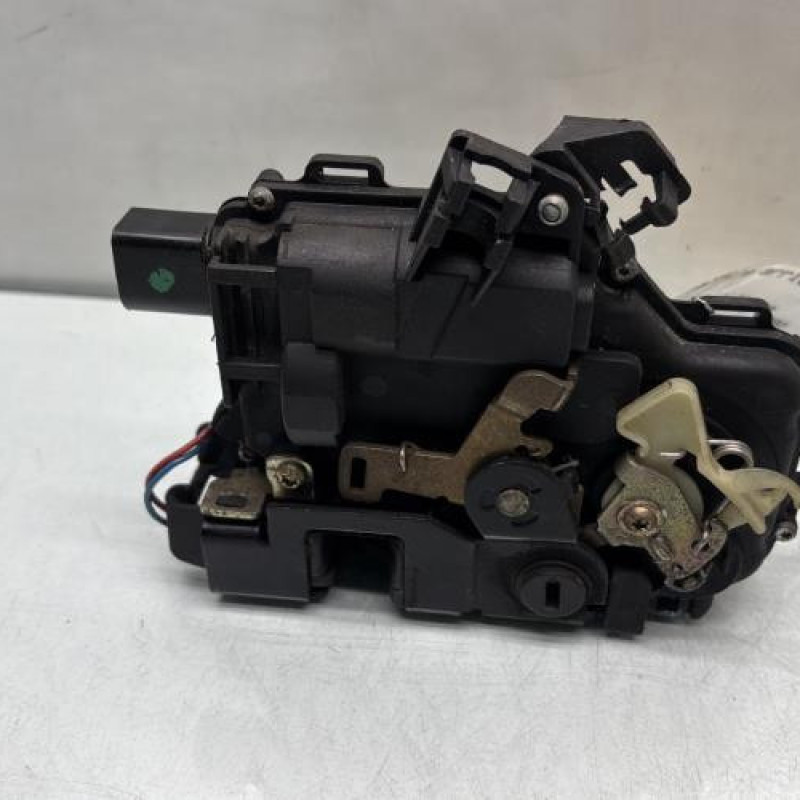 Serrure arriere droit VOLKSWAGEN GOLF 4 Photo n°3