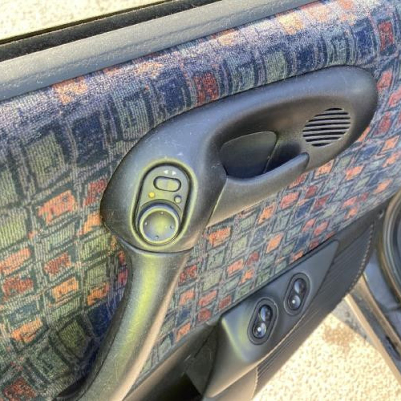 Pretensionneur de ceinture avant gauche OPEL CORSA B Photo n°15