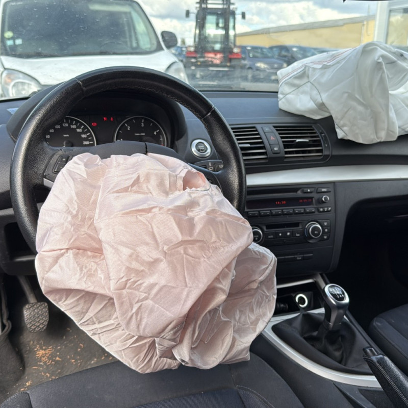 BMW SERIE 1 E87 PHASE 2 116d 2.0D - 16V TURBO Photo n°12