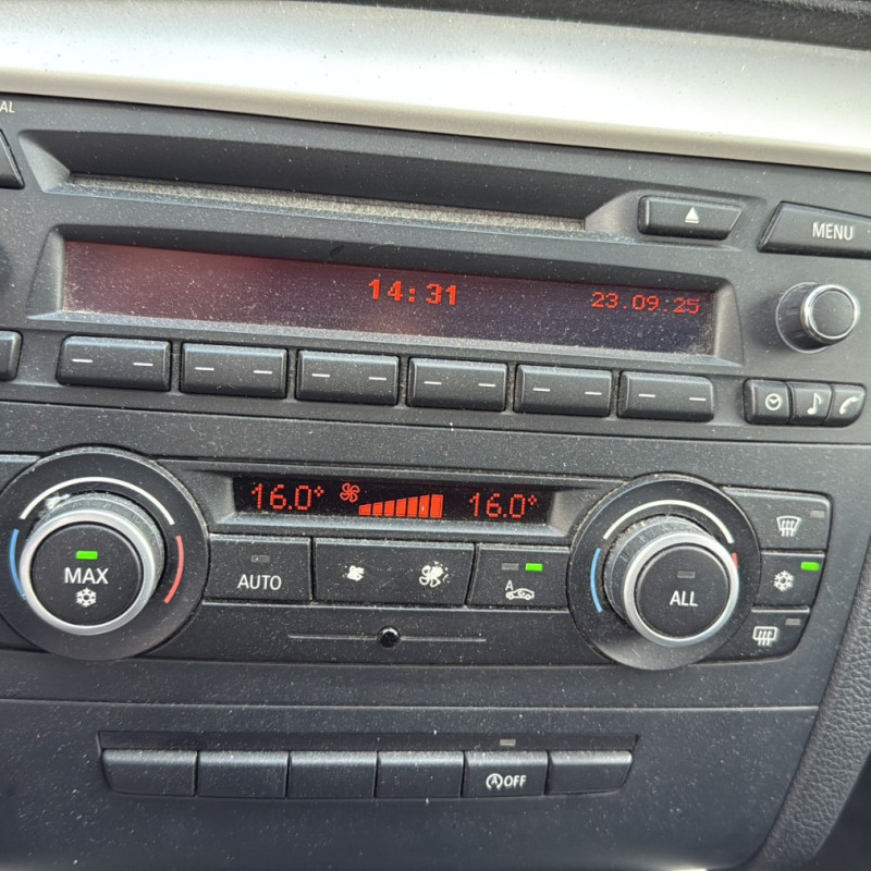 BMW SERIE 1 E87 PHASE 2 116d 2.0D - 16V TURBO Photo n°16