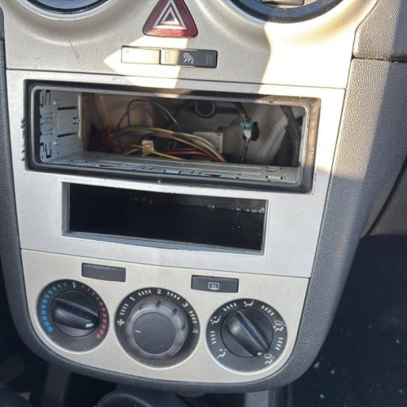 Calandre OPEL CORSA D Photo n°16