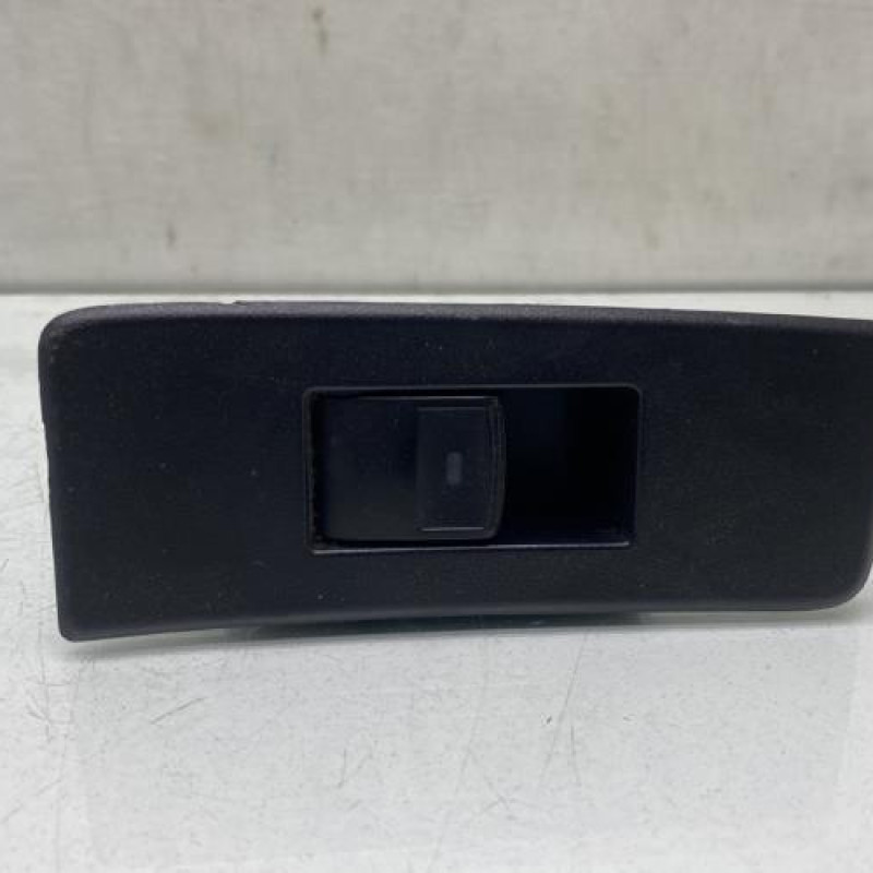 Interrupteur de leve vitre arriere droit TOYOTA VERSO Photo n°1