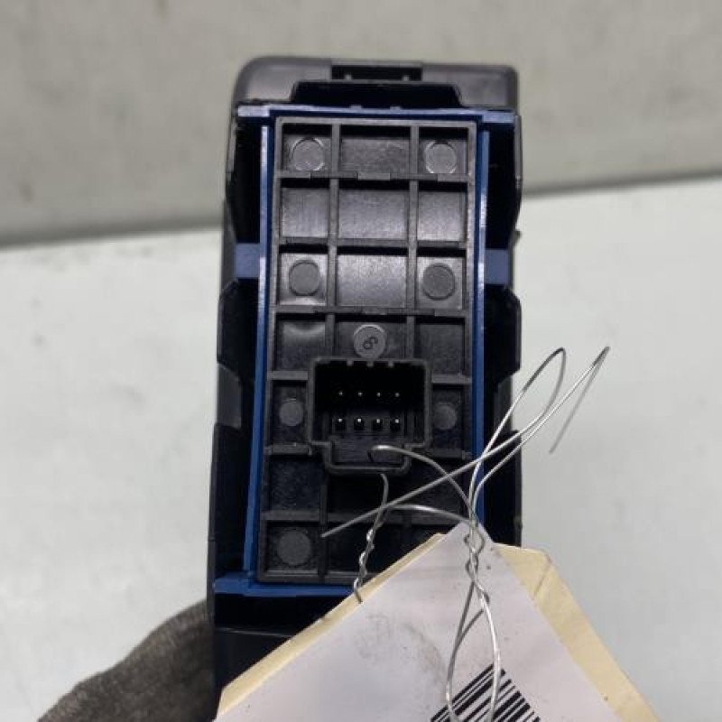 Interrupteur de leve vitre arriere droit TOYOTA VERSO Photo n°3