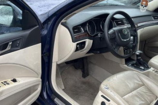 Attache ceinture avant gauche SKODA SUPERB 2