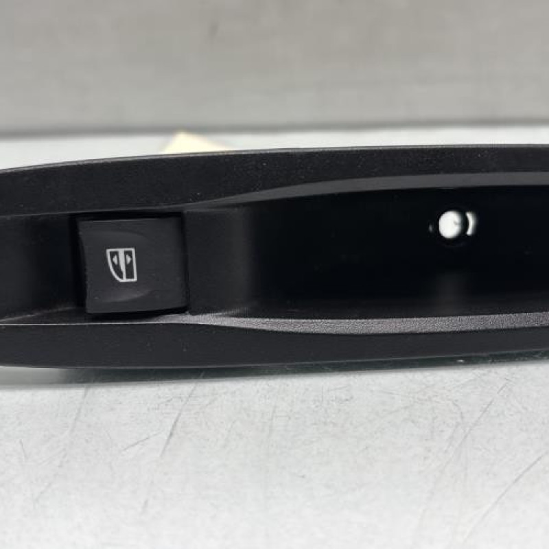 Interrupteur de leve vitre arriere droit RENAULT MEGANE 4 Photo n°1