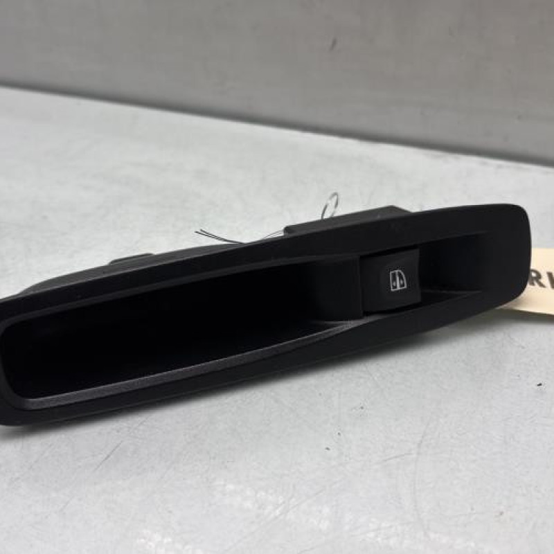 Interrupteur de leve vitre arriere gauche RENAULT MEGANE 4 Photo n°1