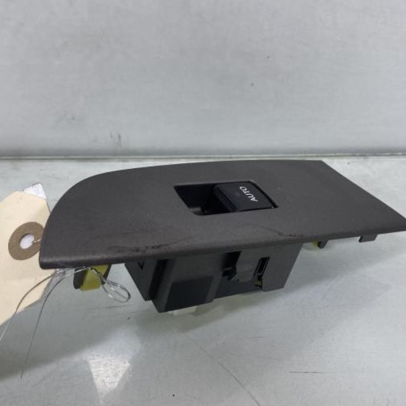 Interrupteur de leve vitre arriere droit LEXUS IS 2 Photo n°1