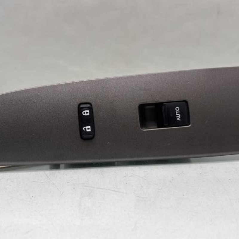 Interrupteur de leve vitre avant droit LEXUS IS 2 Photo n°1