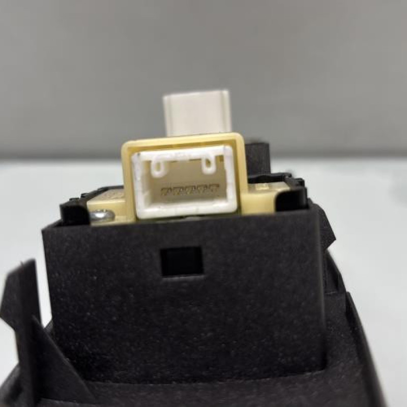 Interrupteur de leve vitre avant droit LEXUS IS 2 Photo n°4