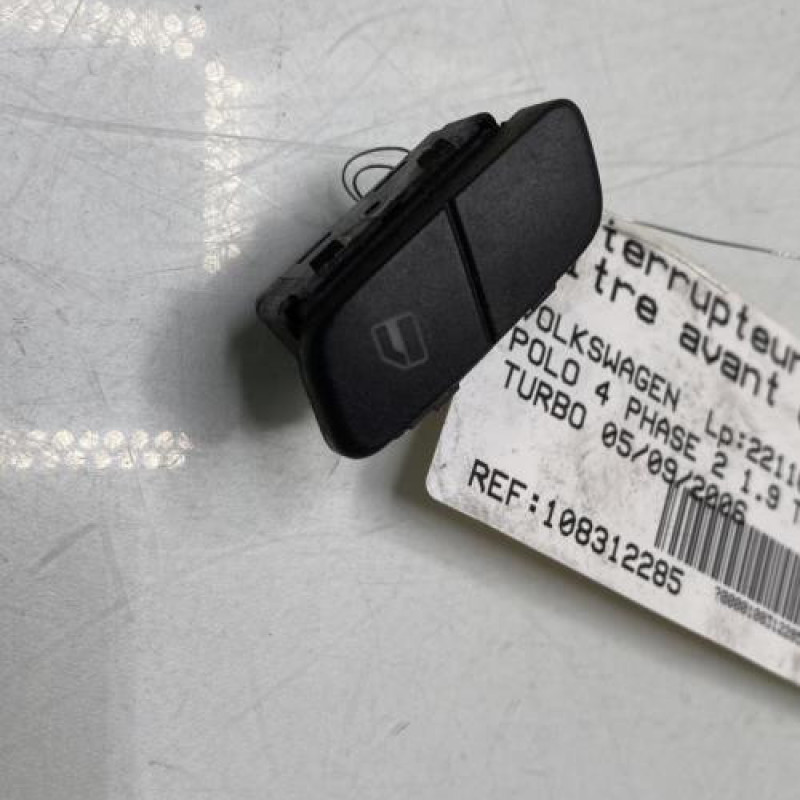 Interrupteur de leve vitre avant droit VOLKSWAGEN POLO 4 Photo n°1