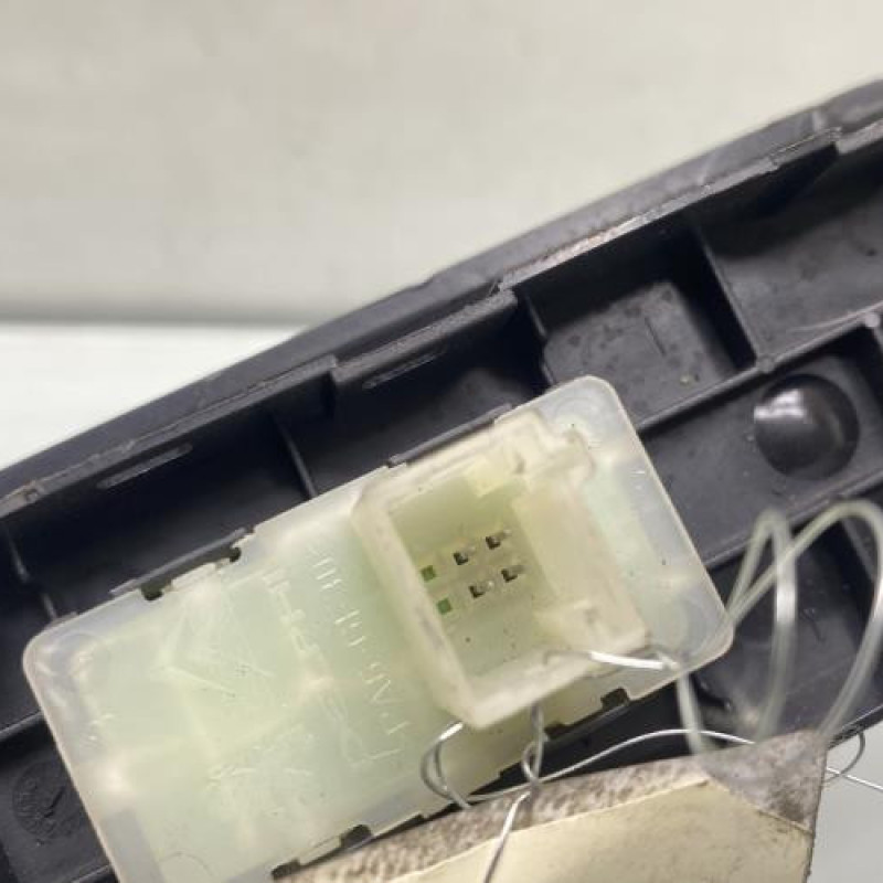 Interrupteur de leve vitre avant droit PEUGEOT 508 1 SW Photo n°1