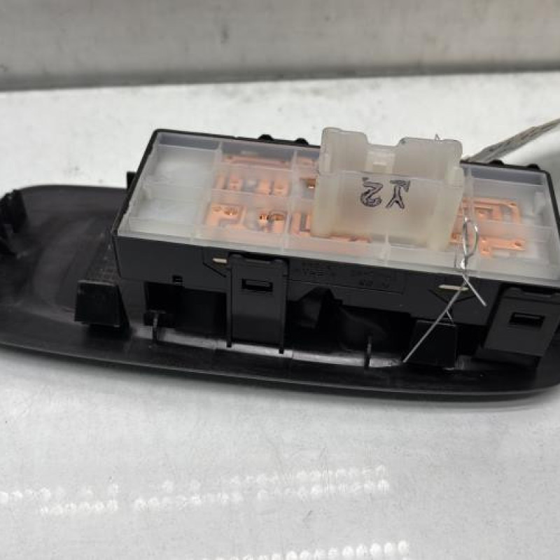 Interrupteur de leve vitre avant droit RENAULT KADJAR Photo n°3