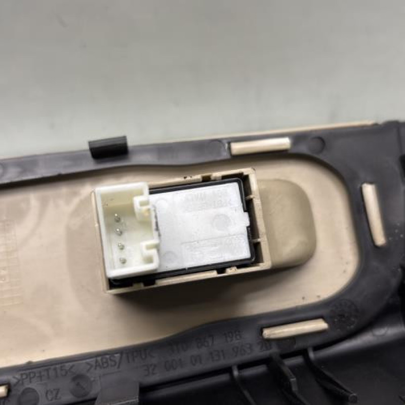 Interrupteur de leve vitre avant droit SKODA SUPERB 2 Photo n°3