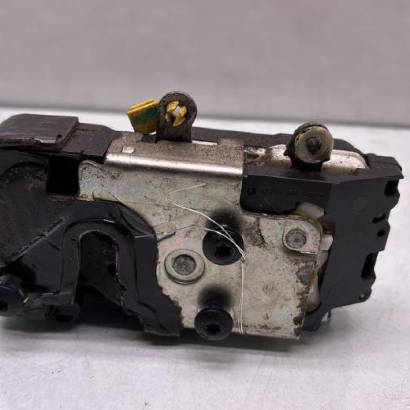 Serrure avant droit FORD FIESTA 5 Photo n°1