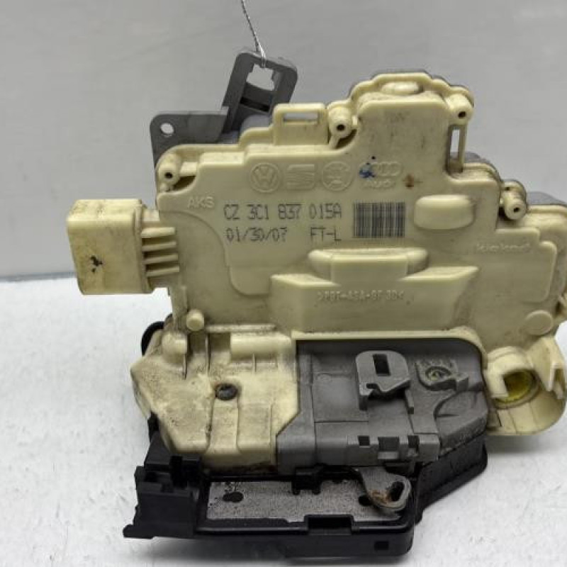 Serrure avant gauche VOLKSWAGEN PASSAT 5 Photo n°1