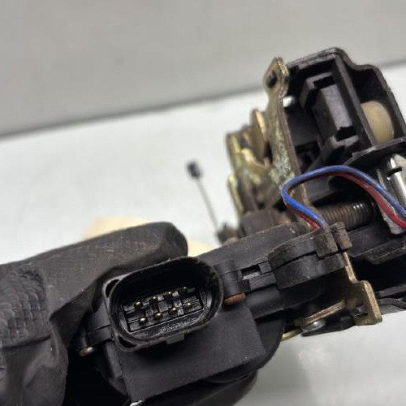 Serrure avant gauche VOLKSWAGEN BORA Photo n°4