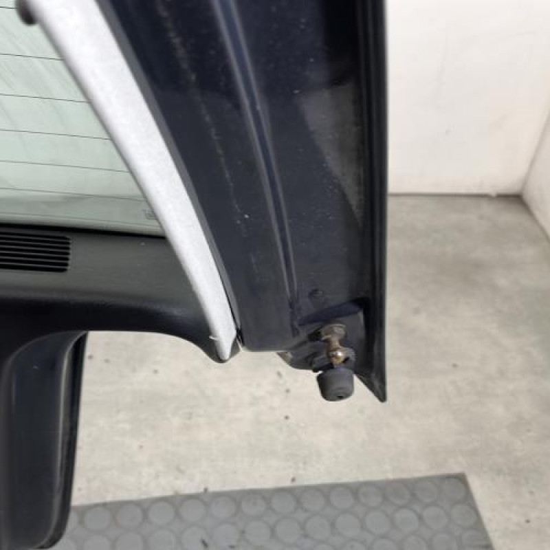 Malle/Hayon arriere VOLKSWAGEN GOLF 4 Photo n°11