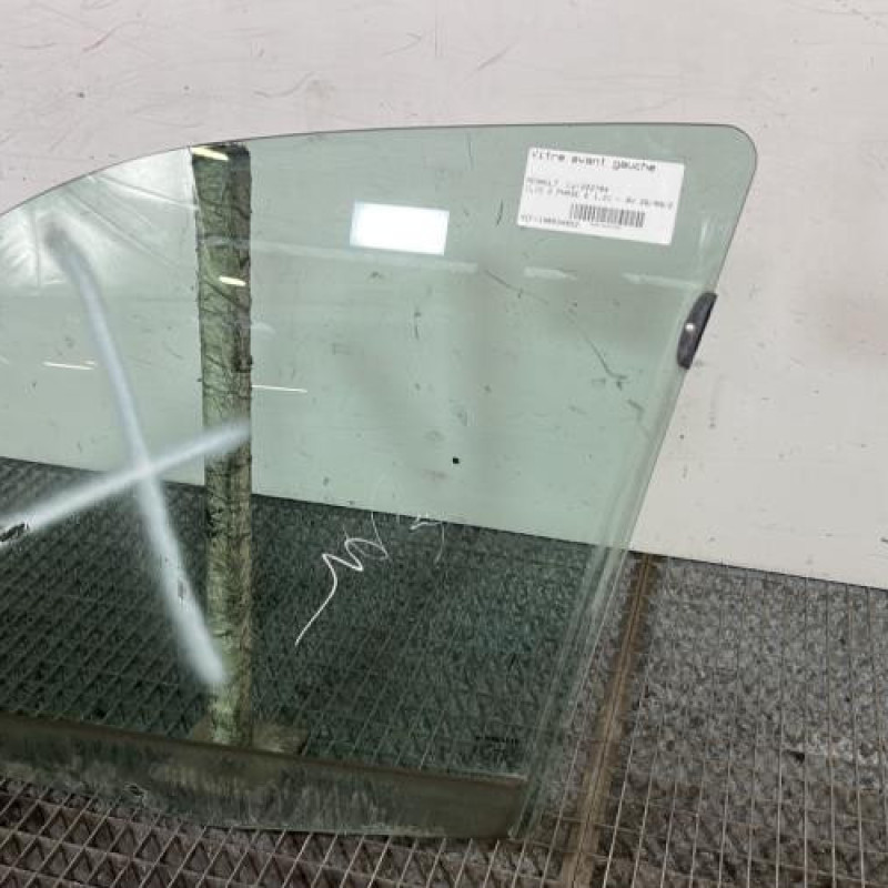 Vitre avant gauche RENAULT CLIO 2 Photo n°3