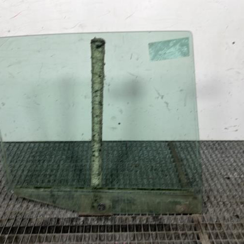 Vitre arriere gauche PEUGEOT 106 Photo n°4