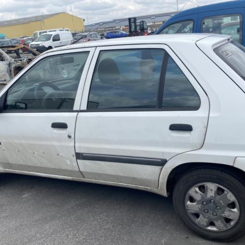 Vitre arriere gauche PEUGEOT 106 Photo n°10