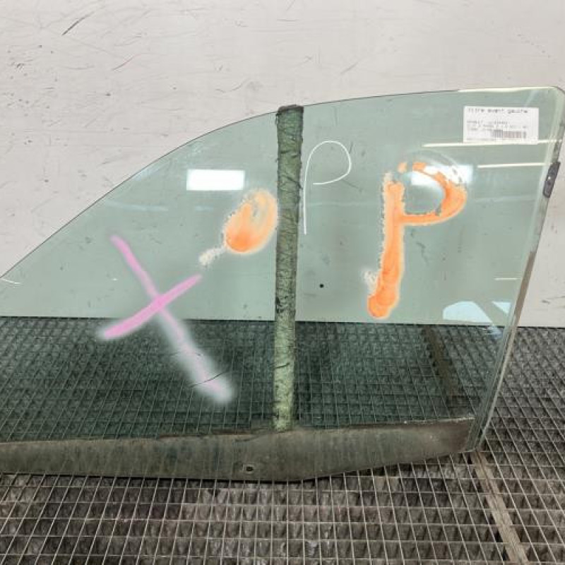 Vitre avant gauche RENAULT CLIO 2 Photo n°1