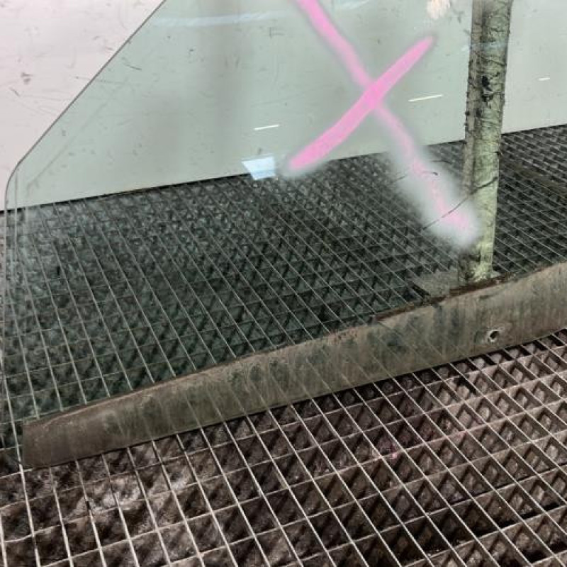 Vitre avant gauche RENAULT CLIO 2 Photo n°2