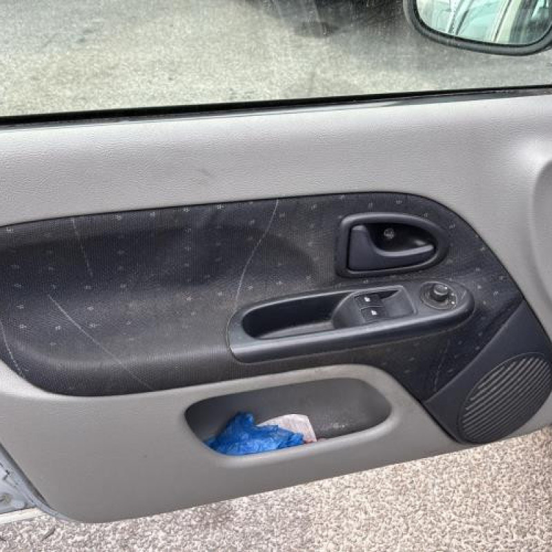 Vitre avant gauche RENAULT CLIO 2 Photo n°13