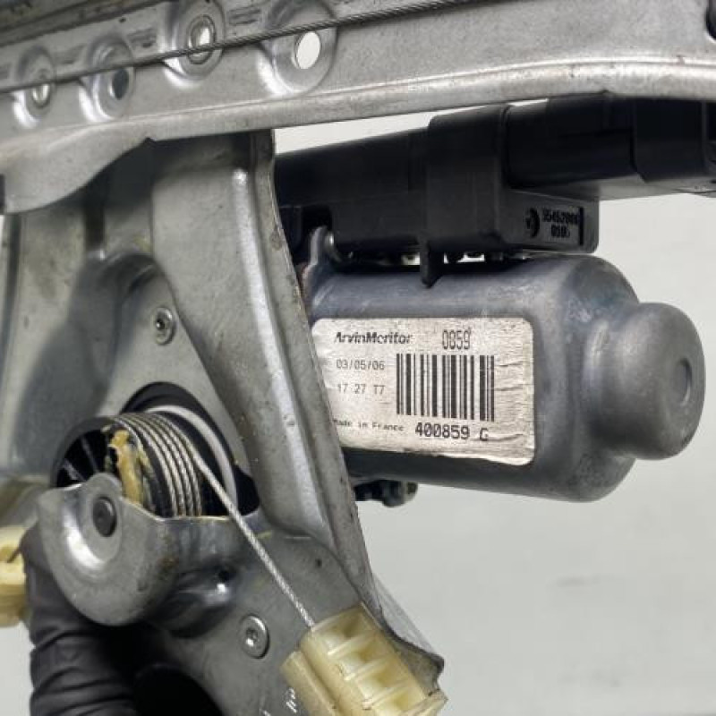 Leve vitre electrique avant droit RENAULT CLIO 3 Photo n°9