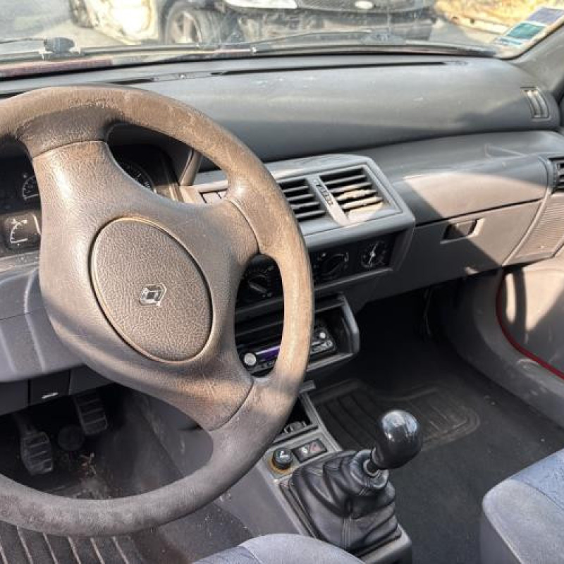 Pare choc arriere RENAULT CLIO 1 Photo n°19