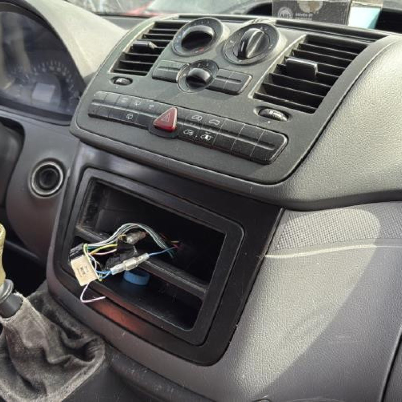 Vitre avant droit MERCEDES VITO 639 Photo n°18