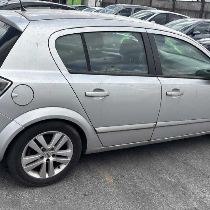 Reservoir essence OPEL ASTRA H Photo n°7