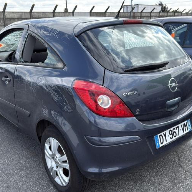 Feu arriere stop central OPEL CORSA D Photo n°8