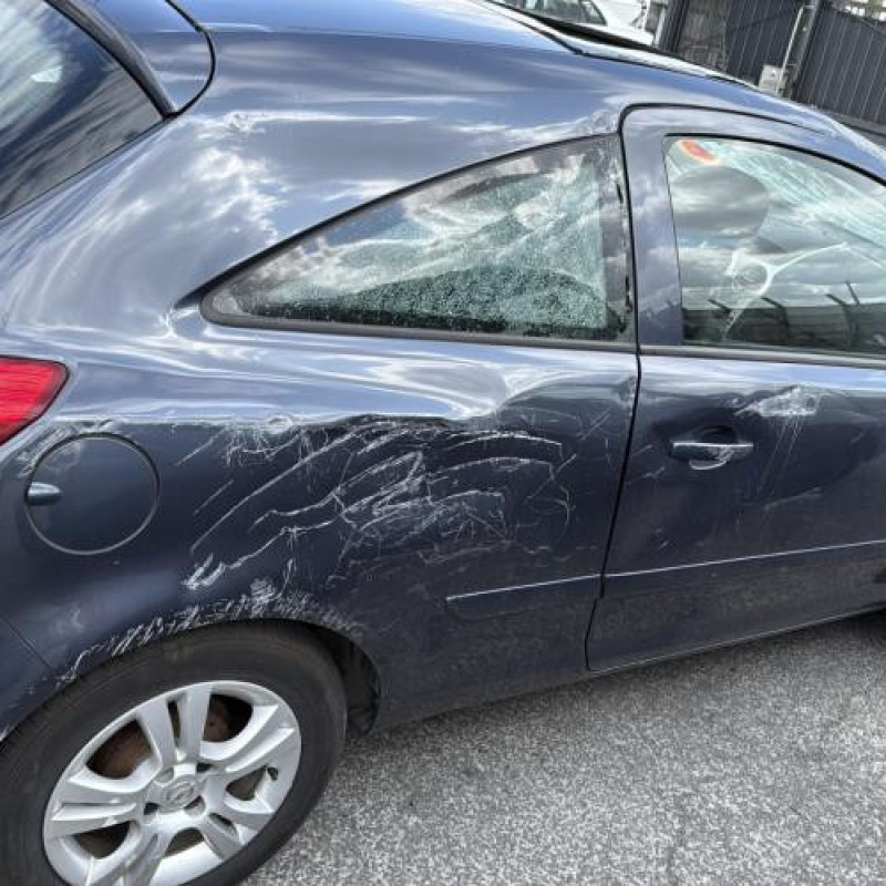 Feu arriere stop central OPEL CORSA D Photo n°10