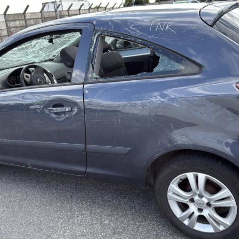 Feu arriere stop central OPEL CORSA D Photo n°11