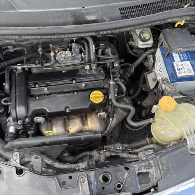 Feu arriere stop central OPEL CORSA D Photo n°20