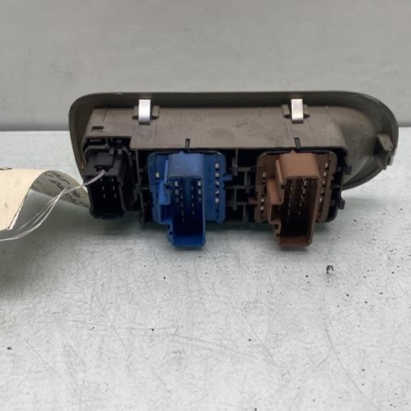 Interrupteur de leve vitre avant gauche RENAULT CLIO 3 Photo n°3